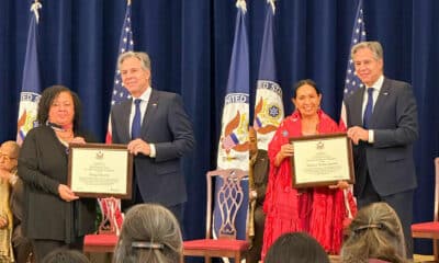 Fotografía divulgada por Young Leaders of the Americas Initiative - YLAI de la mexicana Tanya Duarte (i) y la boliviana Tomasa Yarhui Jacomé recibiendo el premio 'Global Anti-Racism Champions por parte del Secretario de Estado de EE. UU. Antony Blinken este lunes, en Washington (EE. UU). EFE/ Ylainetwork