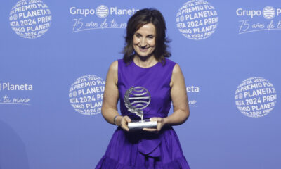 La escritora superventas Paloma Sánchez-Garnica posa este martes en Barcelona con el 73º Premio Planeta, dotado con un millón de euros, obtenido por la novela 'Victoria', que narra la historia de una mujer del Berlín derrotado de la Segunda Guerra Mundial que se ve envuelta en una trama de espionaje. EFE/Andreu Dalmau