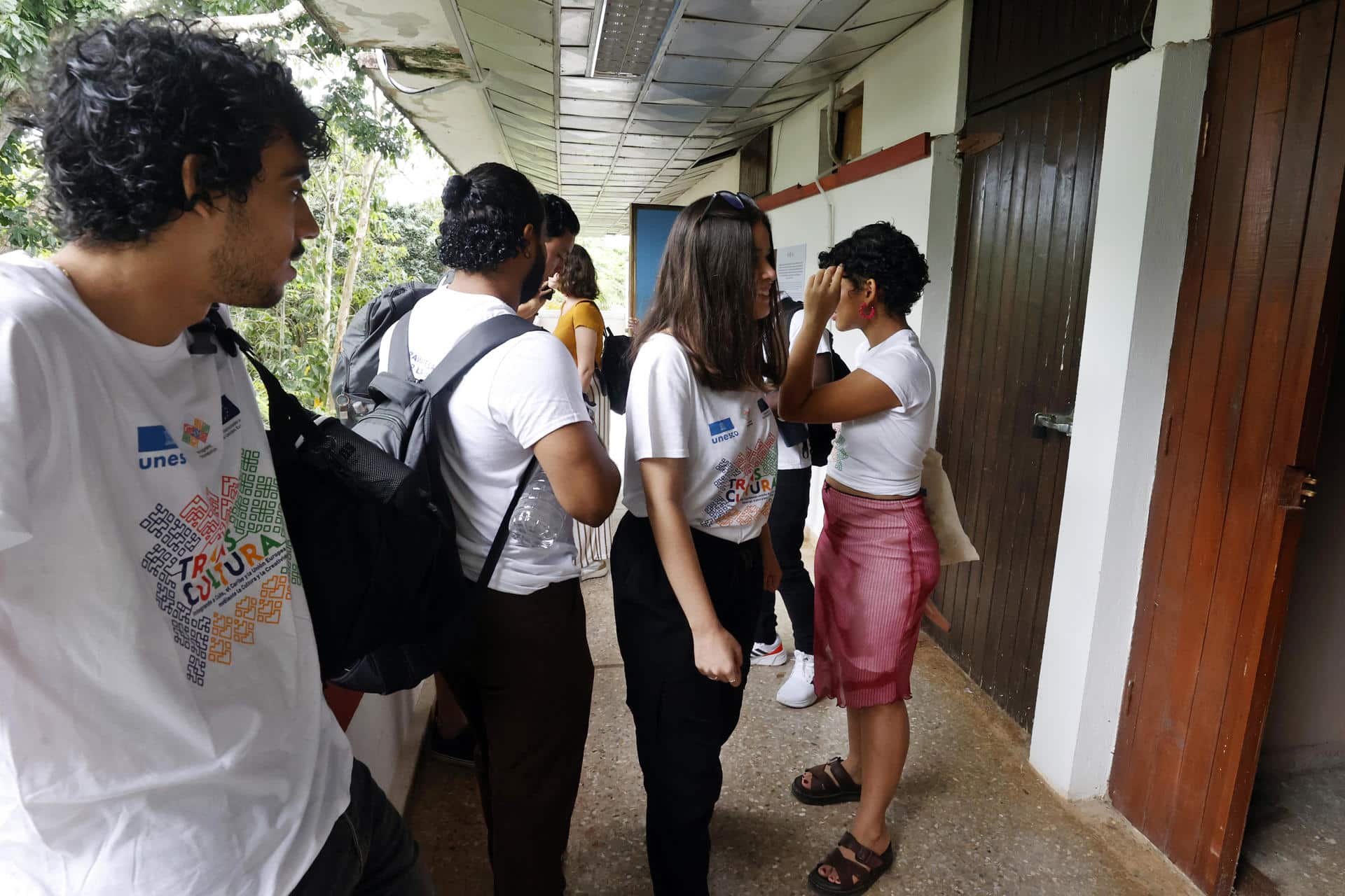 Imagen de archivo de jóvenes cineastas que asisten a un curso en Cuba apoyado por la Unesco. EFE/ Ernesto Mastrascusa