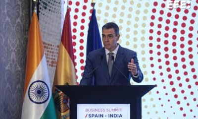 El primer ministro de España, Pedro Sánchez, habla durante la 'Cumbre Empresarial España-India' en Mumbai, India. (España) EFE/EPA/DIVYAKANT SOLANKI