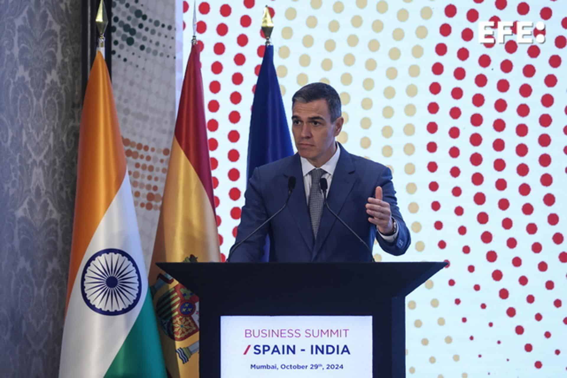 El primer ministro de España, Pedro Sánchez, habla durante la 'Cumbre Empresarial España-India' en Mumbai, India. (España) EFE/EPA/DIVYAKANT SOLANKI