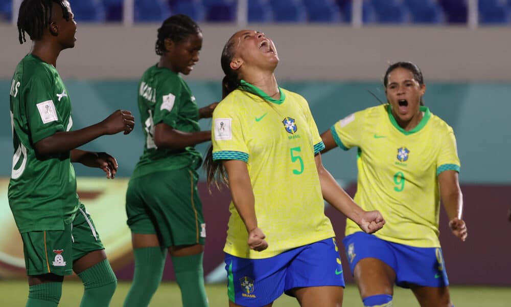 Jugadoras de Brasil celebran un gol ante Zambia. EFE/Orlando Barría