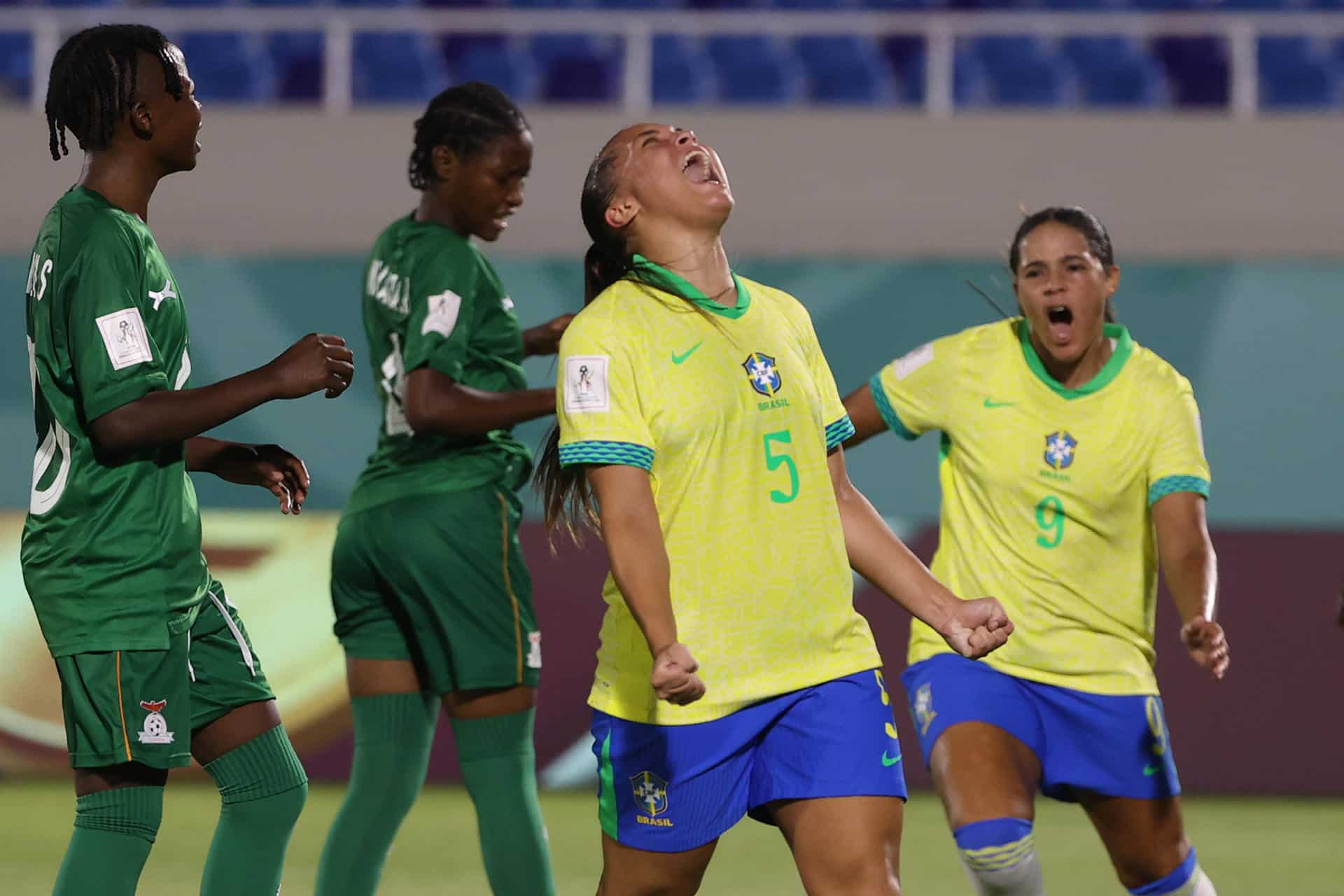 Jugadoras de Brasil celebran un gol ante Zambia. EFE/Orlando Barría