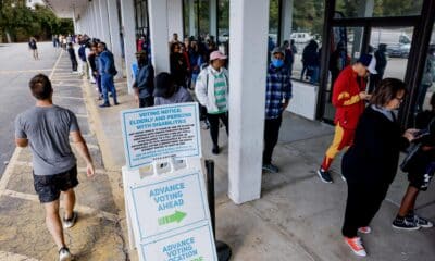 Personas esperan en fila para emitir su voto durante el primer día de votación anticipada en Georgia para las elecciones presidenciales de EE.UU. en la Oficina principal de Registro de Votantes y Elecciones del Condado de Dekalb en Decatur, Georgia. EFE/EPA/ERIK S. LESSER