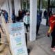 Personas esperan en fila para emitir su voto durante el primer día de votación anticipada en Georgia para las elecciones presidenciales de EE.UU. en la Oficina principal de Registro de Votantes y Elecciones del Condado de Dekalb en Decatur, Georgia. EFE/EPA/ERIK S. LESSER