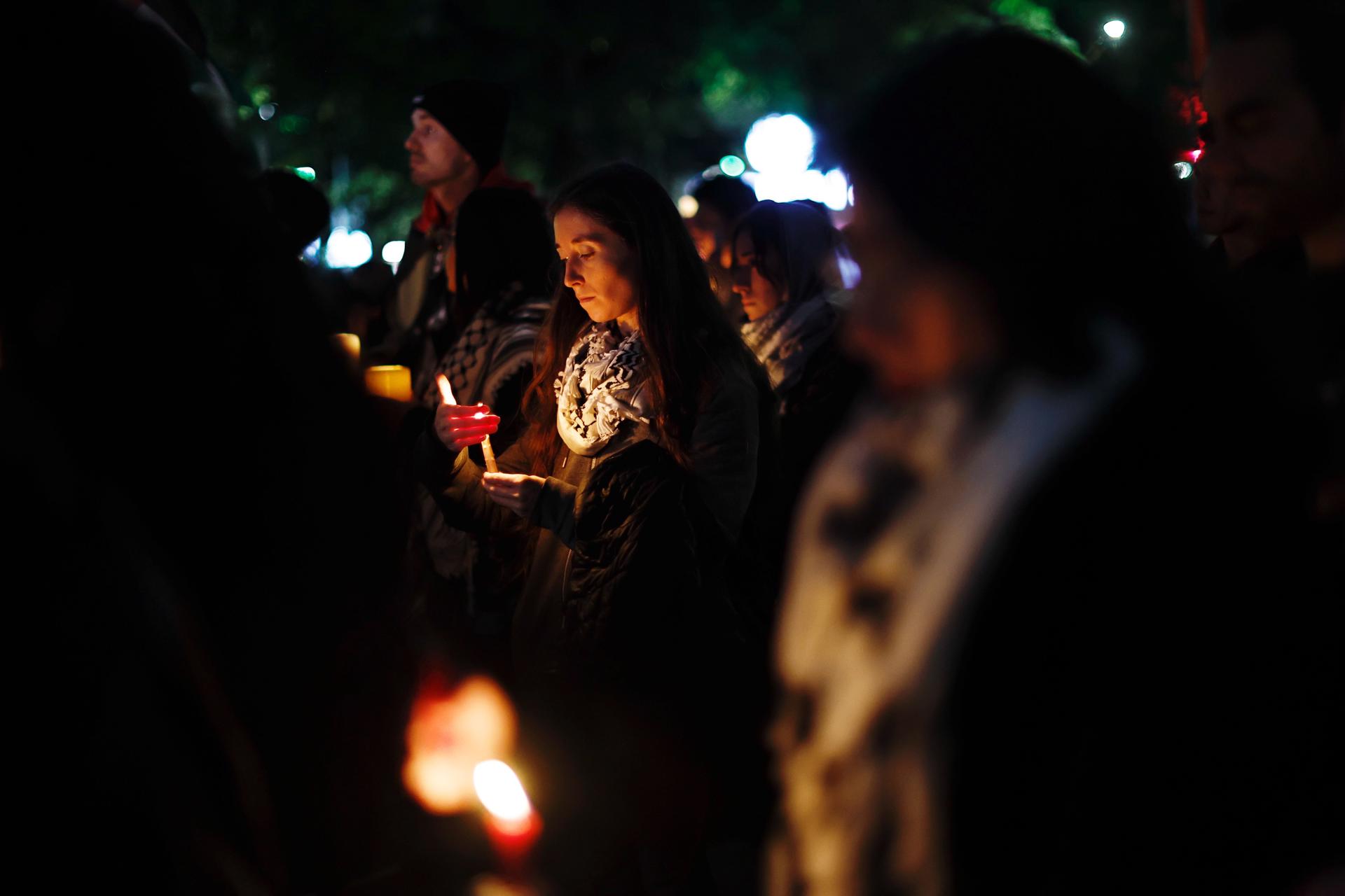 Un grupo de personas participa en una vigilia a favor de Palestina este lunes en Ciudad de México (México). EFE/Sáshenka Gutiérrez