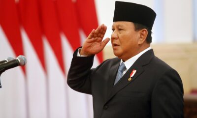 El recién inaugurado presidente de Indonesia, Prabowo Subianto, encabeza una ceremonia de juramento este lunes durante la toma de posesión de sus ministros en el Palacio Merdeka en Yakarta. Prabowo Subianto y su aliado Gibran Rakabuming Raka prestaron juramento como presidente y vicepresidente el domingo después de ganar las elecciones presidenciales de 2024. EFE/EPA/ADIWEDA