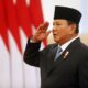 El recién inaugurado presidente de Indonesia, Prabowo Subianto, encabeza una ceremonia de juramento este lunes durante la toma de posesión de sus ministros en el Palacio Merdeka en Yakarta. Prabowo Subianto y su aliado Gibran Rakabuming Raka prestaron juramento como presidente y vicepresidente el domingo después de ganar las elecciones presidenciales de 2024. EFE/EPA/ADIWEDA