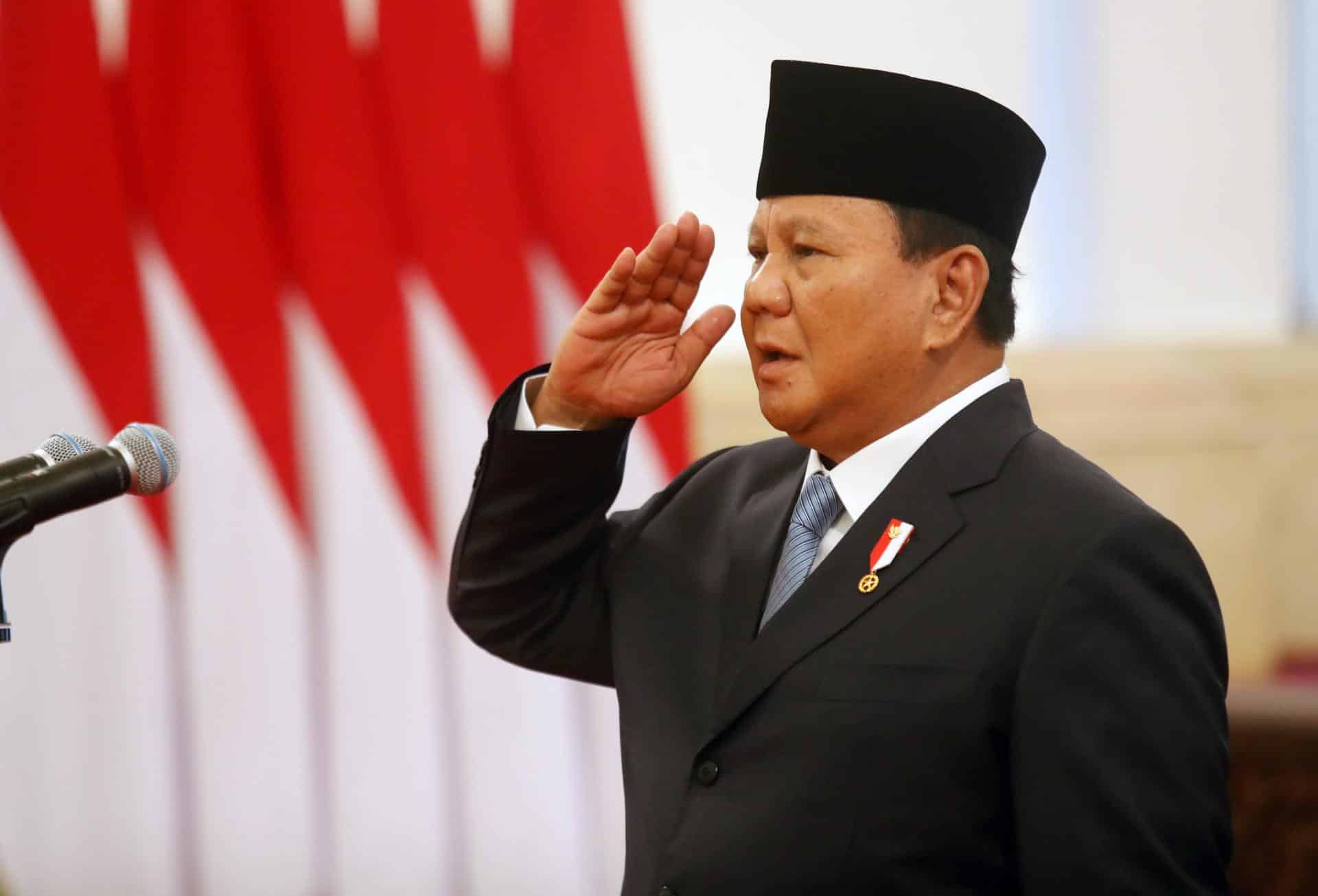 El recién inaugurado presidente de Indonesia, Prabowo Subianto, encabeza una ceremonia de juramento este lunes durante la toma de posesión de sus ministros en el Palacio Merdeka en Yakarta. Prabowo Subianto y su aliado Gibran Rakabuming Raka prestaron juramento como presidente y vicepresidente el domingo después de ganar las elecciones presidenciales de 2024. EFE/EPA/ADIWEDA