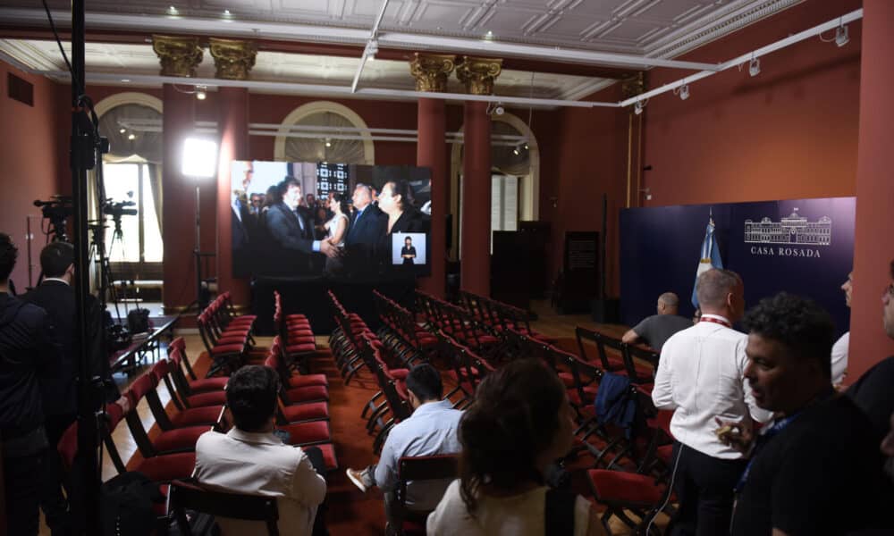 Fotografía de archivo del 10 de diciembre de 2023 de periodistas nacionales y extranjeros que observan la ceremonia de asunción de Javier Milei en la Casa Rosada, dónde arribará luego de recibir los atributos presidenciales en el Congreso Nacional, en Buenos Aires (Argentina). EFE/ Matías Martin Campaya