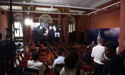 Fotografía de archivo del 10 de diciembre de 2023 de periodistas nacionales y extranjeros que observan la ceremonia de asunción de Javier Milei en la Casa Rosada, dónde arribará luego de recibir los atributos presidenciales en el Congreso Nacional, en Buenos Aires (Argentina). EFE/ Matías Martin Campaya