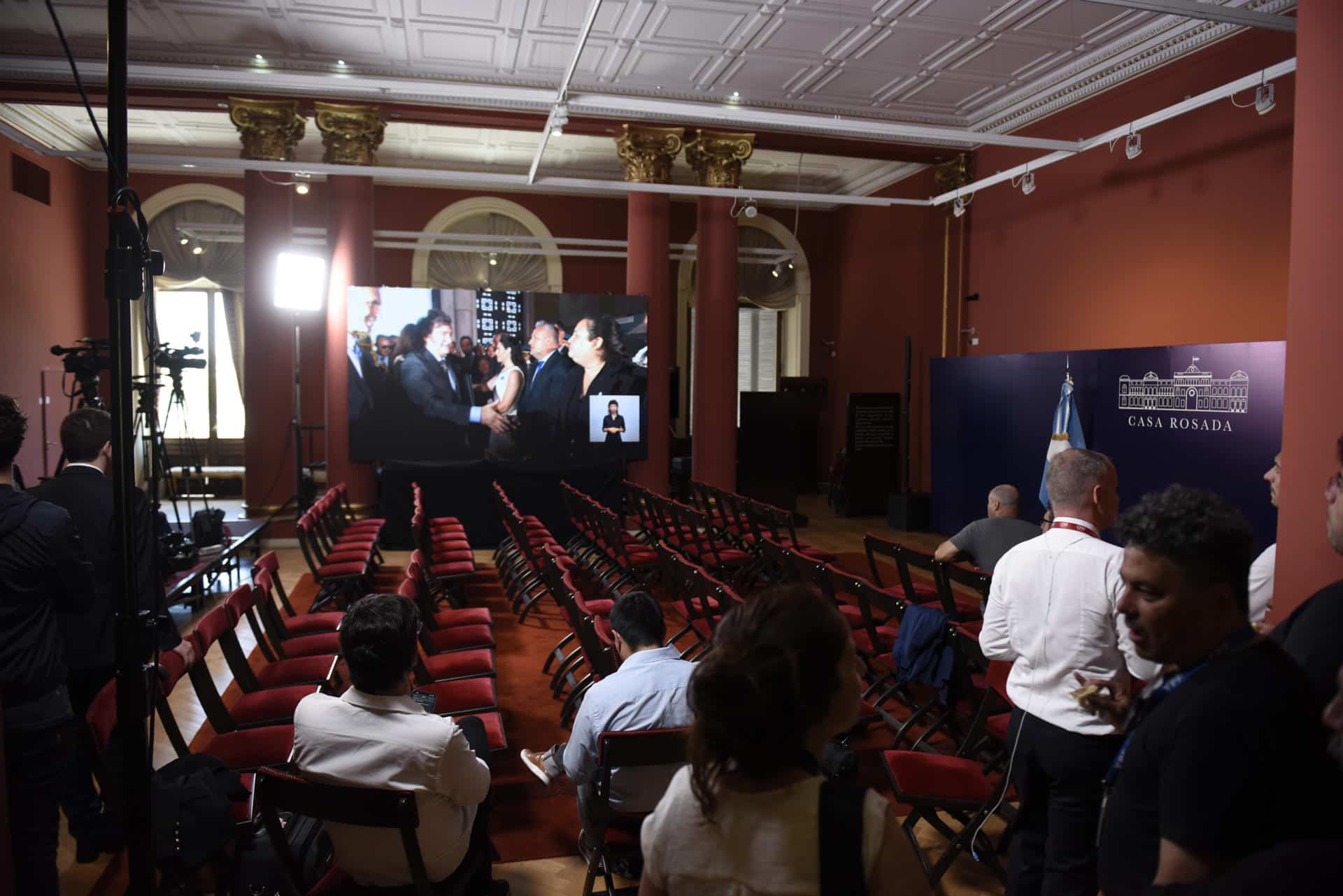 Fotografía de archivo del 10 de diciembre de 2023 de periodistas nacionales y extranjeros que observan la ceremonia de asunción de Javier Milei en la Casa Rosada, dónde arribará luego de recibir los atributos presidenciales en el Congreso Nacional, en Buenos Aires (Argentina). EFE/ Matías Martin Campaya