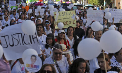 Cientos de personas participan en la marcha para exigir justicia por el asesinato del alcalde Alejandro Arcos Catalán, este jueves en Chilpancingo, en el estado de Guerrero (México). EFE/José Luis de la Cruz