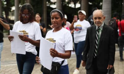 Fotografía del 3 de octubre de 2024 en donde se ven a familiares de los adolescentes detenidos tras las protestas en contra de los resultados oficiales de las elecciones presidenciales del 28 de julio, en los que el ente electoral proclamó la victoria de Nicolás Maduro, se reúnen para firmar un recurso de amparo y presentarlo ante el Tribunal Supremo de Justicia en Caracas (Venezuela). EFE/ Miguel Gutierrez