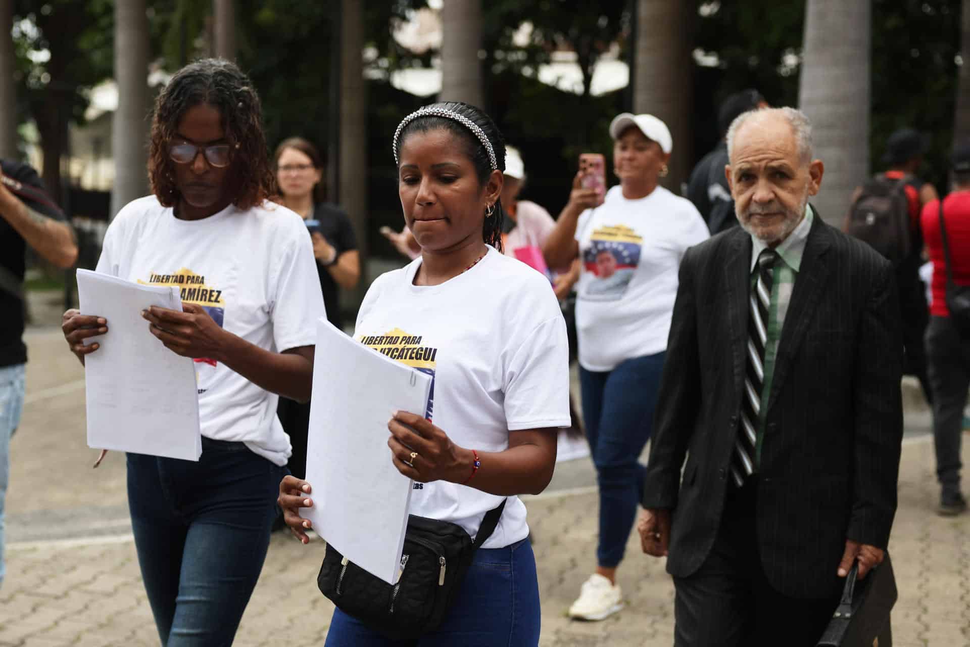 Fotografía del 3 de octubre de 2024 en donde se ven a familiares de los adolescentes detenidos tras las protestas en contra de los resultados oficiales de las elecciones presidenciales del 28 de julio, en los que el ente electoral proclamó la victoria de Nicolás Maduro, se reúnen para firmar un recurso de amparo y presentarlo ante el Tribunal Supremo de Justicia en Caracas (Venezuela). EFE/ Miguel Gutierrez