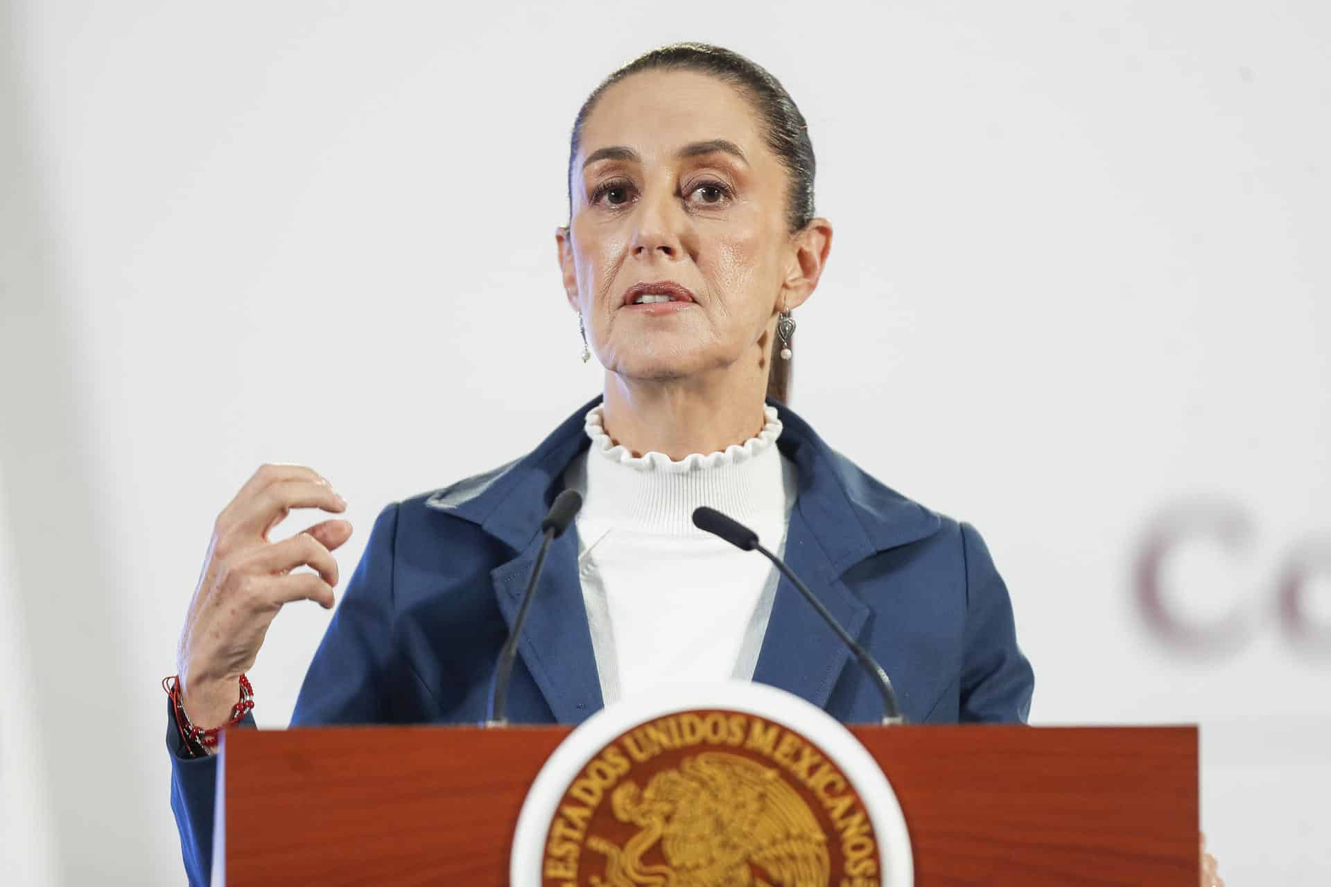 La presidenta de México, Claudia Sheinbaum, habla este jueves durante una rueda de prensa en Palacio Nacional, de la Ciudad de México (México). EFE/ Isaac Esquivel