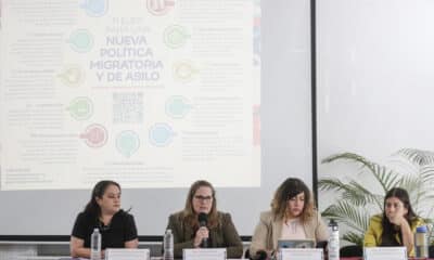 Desde la izquierda, la secretaria técnica del Grupo de Trabajo sobre Política Migratoria, Melissa Vértiz; la directora del Instituto para las Mujeres en la Migración (IMUMI), Gretchen Kuhner; la representante del Grupo de Acción por la No Detención de Personas Refugiadas, Diana Martínez Medrano; la coordinadora de Incidencia y Vinculación del Centro de Atención a la Familia Migrante Indígena, Itzel Polo Mendieta, y la secretaria técnica del Grupo de Trabajo sobre Política Migratoria, Melissa Vértiz, hablan durante una rueda de prensa este miércoles, en Ciudad de México (México). EFE/ Isaac Esquivel