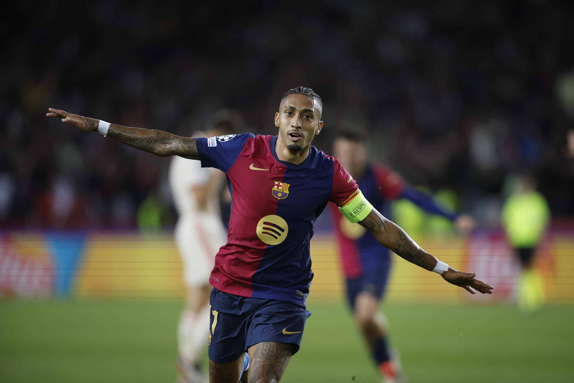 - El delantero del Barcelona Raphinha celebra tras marcar el tercer gol ante el Bayern. EFE/Alberto Estévez