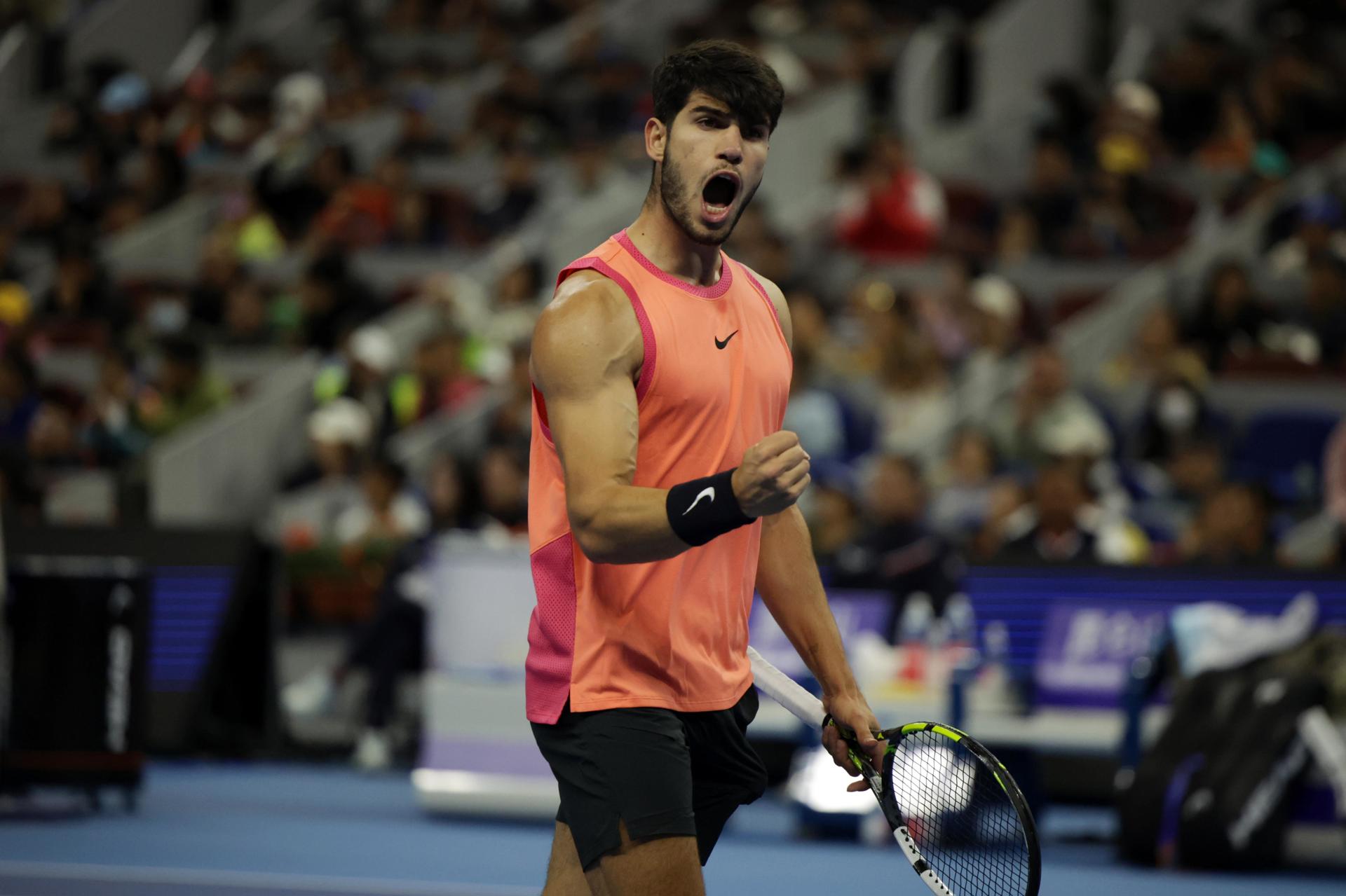 Carlos Alcaraz celebra la victoria sobre Sinner en la final del Abierto de China. EFE/EPA/ANDRES MARTINEZ CASARES