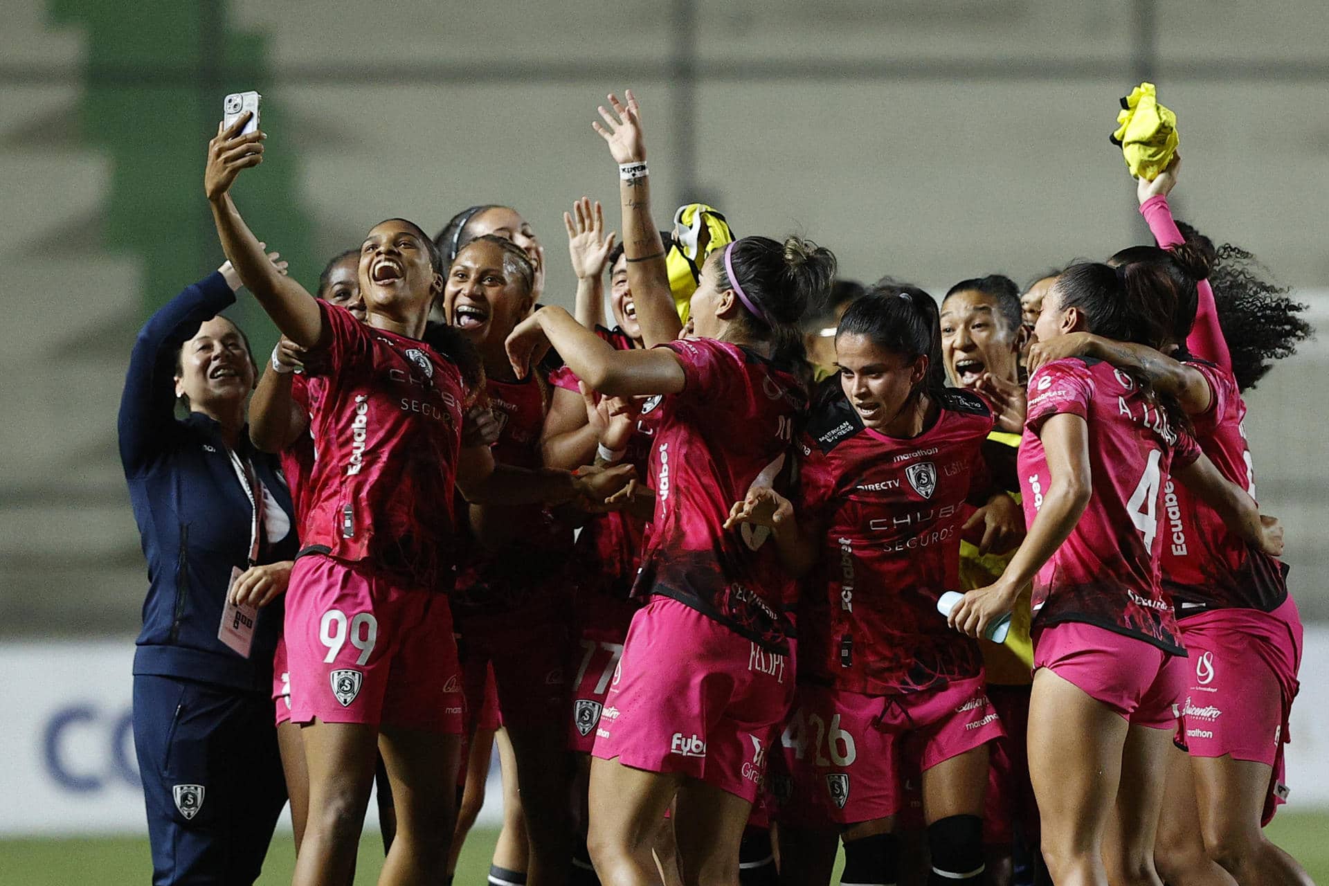 Las jugadoras de Independiente del Valle celebran su clasificación a la semifinal de la Copa Libertadores Femenina al vencer al Deportivo Cali. EFE/ Juan Pablo Pino