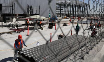 Fotografía de archivo en donde aparecen obreros mientras trabajan en una construcción, en Ciudad Juárez (México). EFE/ Luis Torres