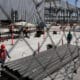 Fotografía de archivo en donde aparecen obreros mientras trabajan en una construcción, en Ciudad Juárez (México). EFE/ Luis Torres