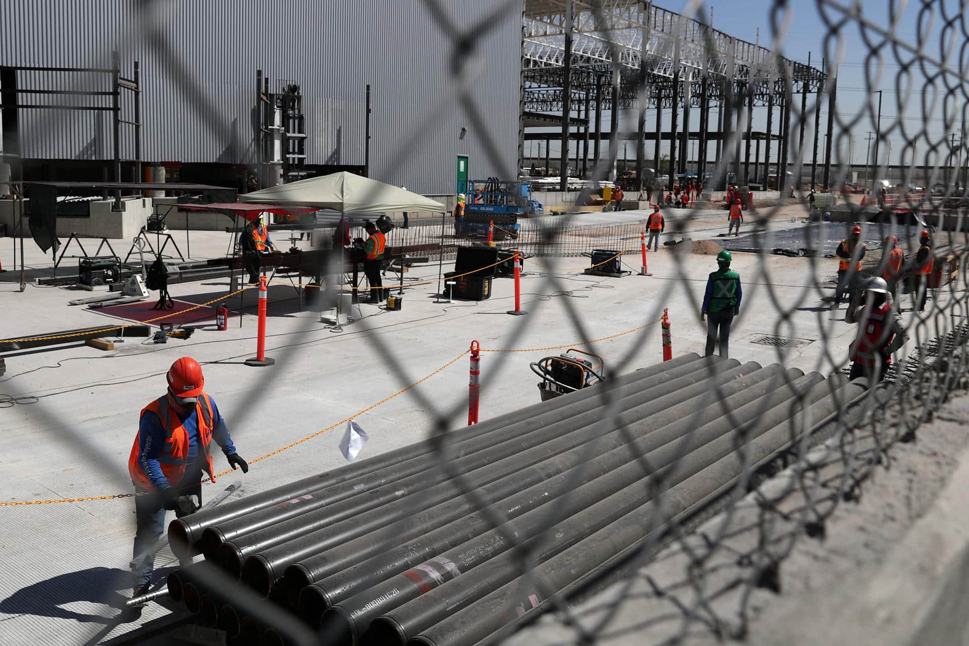 Fotografía de archivo en donde aparecen obreros mientras trabajan en una construcción, en Ciudad Juárez (México). EFE/ Luis Torres