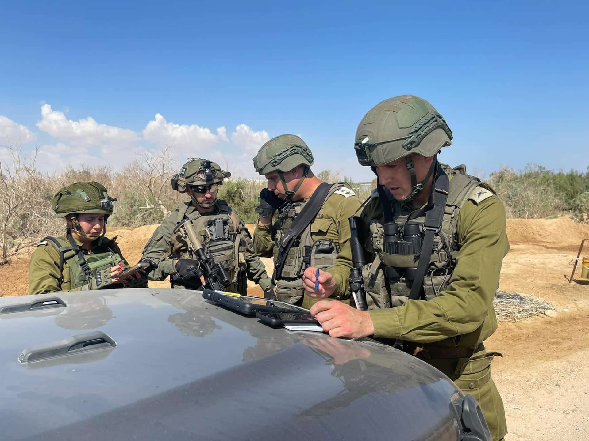 El Ejército israelí mató este viernes a "dos terroristas" que abrieron fuego contra los soldados tras infiltrarse desde Jordania en territorio israelí en la zona del sur del mar Muerto, informaron en un comunicado. En la imagen, militares israelíes durante el operativo. EFE/ Ejército Israelí ***SOLO USO EDITORIAL/SOLO DISPONIBLE PARA ILUSTRAR LA NOTICIA QUE ACOMPAÑA (CRÉDITO OBLIGATORIO)***