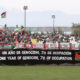 Fotografía cedida por Comunicaciones Club Deportivo Palestino de jugadores de ese equipo sosteniendo una pancarta antes de empezar un partido este domingo, en Santiago de Chile (Chile).. EFE/ Comunicaciones Club Deportivo Palestino /