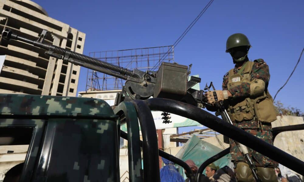 Imagen de archivo de un soldado hutí patrullando en un vehículo con una ametralladora en Saná. EFE/EPA/YAHYA ARHAB