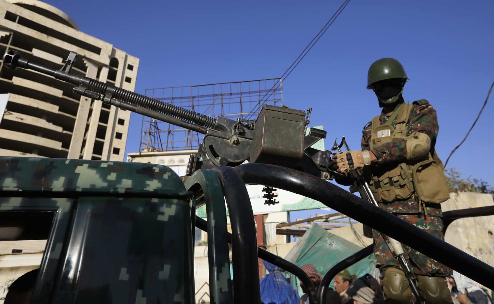 Imagen de archivo de un soldado hutí patrullando en un vehículo con una ametralladora en Saná. EFE/EPA/YAHYA ARHAB