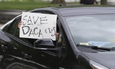 Fotografía de archivo de una persona que sostiene un cartel que dice 'Salven DACA y TPS', como parte de una manifestación realizada por defensores de la inmigración y de los 'DREAMers' (soñadores), en Washington, DC, EE. UU., 27 de abril de 2020. EFE/EPA/Michael Reynolds