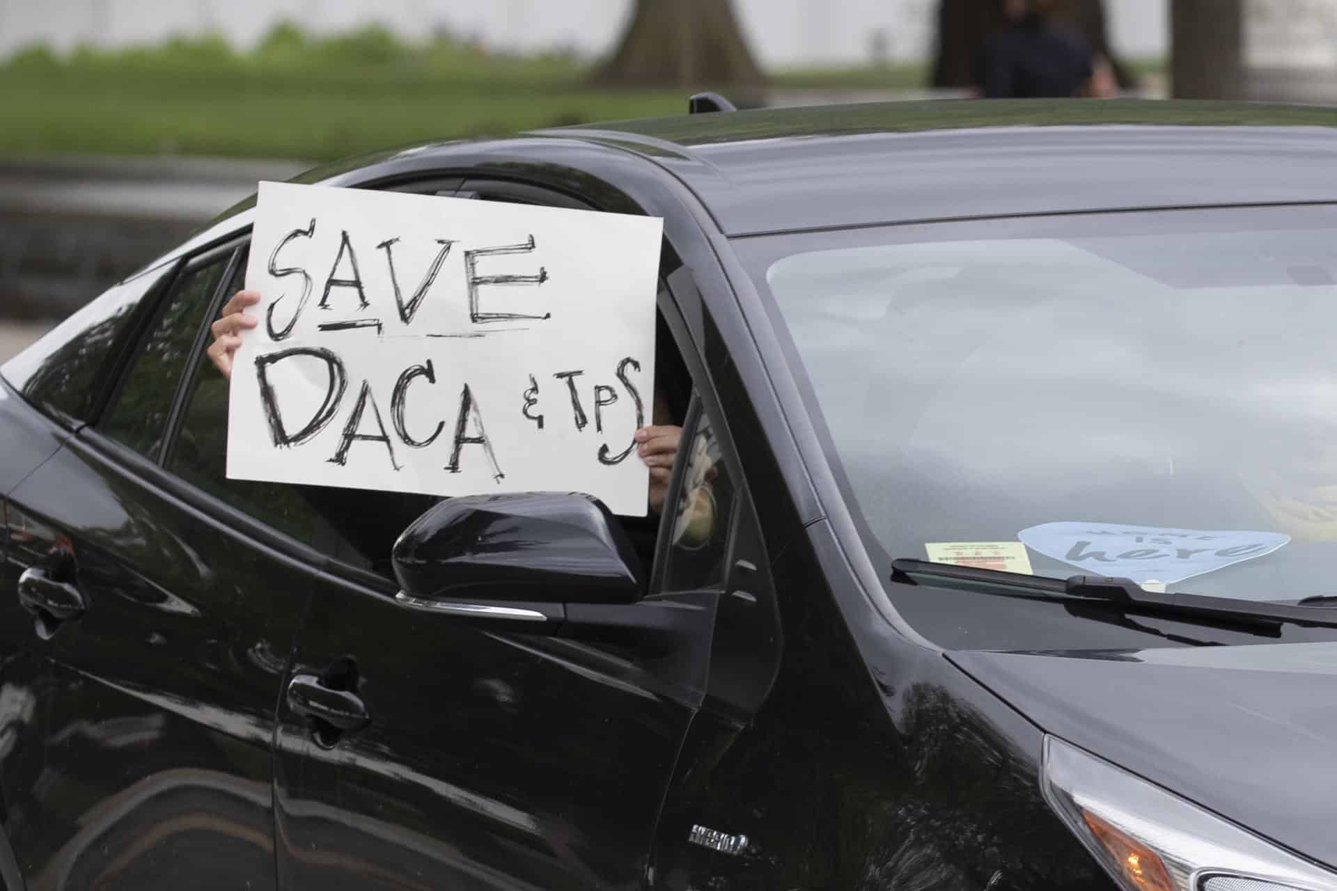 Fotografía de archivo de una persona que sostiene un cartel que dice 'Salven DACA y TPS', como parte de una manifestación realizada por defensores de la inmigración y de los 'DREAMers' (soñadores), en Washington, DC, EE. UU., 27 de abril de 2020. EFE/EPA/Michael Reynolds