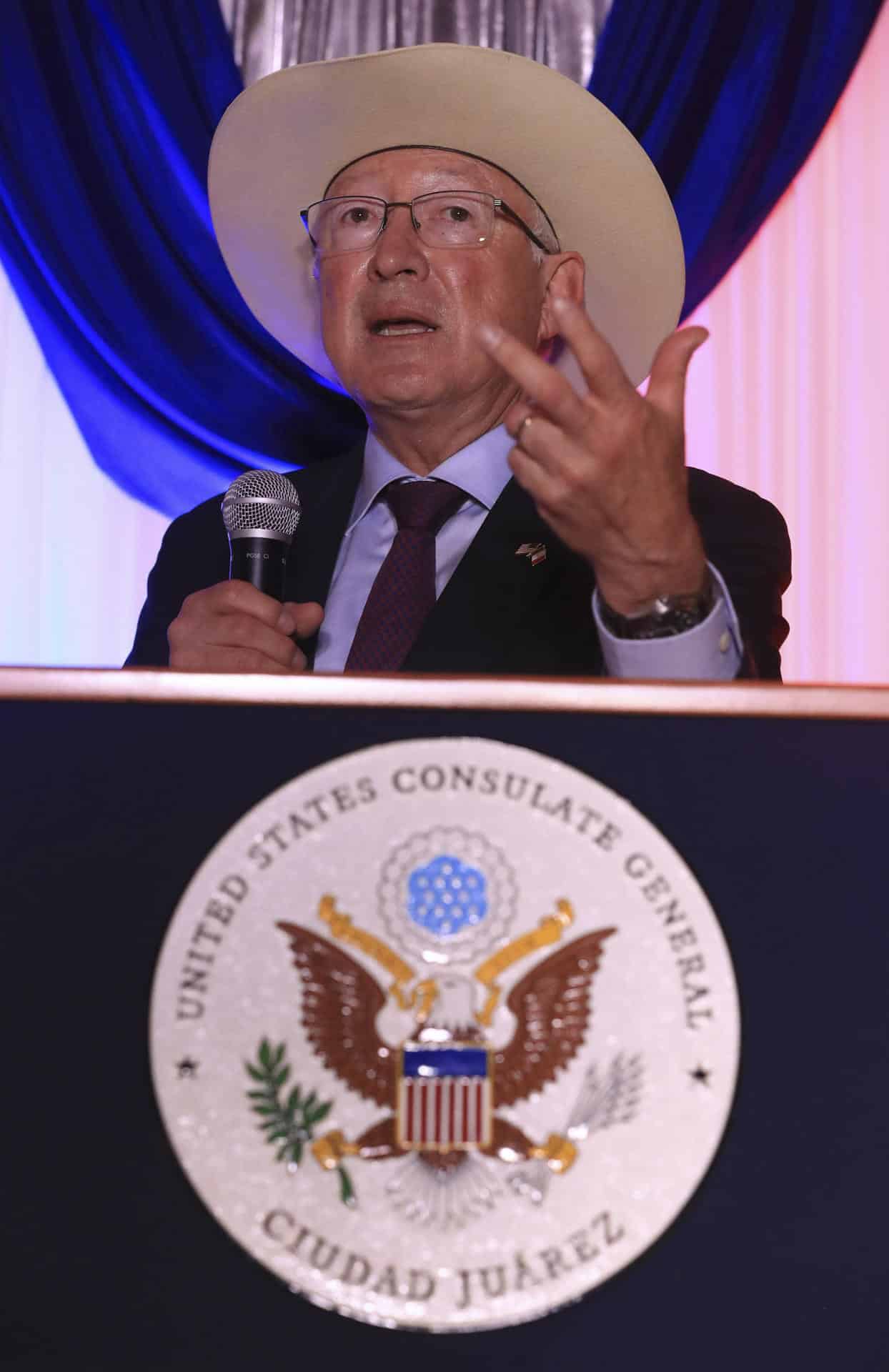 Imagen de archivo del embajador de Estados Unidos, Ken Salazar. EFE/ Luis Torres