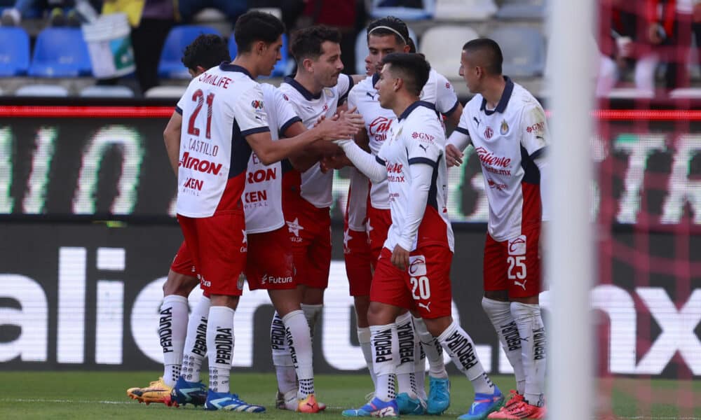 Jugadores de Guadalajara celebran un gol de Roberto Alvarado en el partido de la jornada 12 del torneo Apertura 2024. EFE/ David Martínez Pelcastre