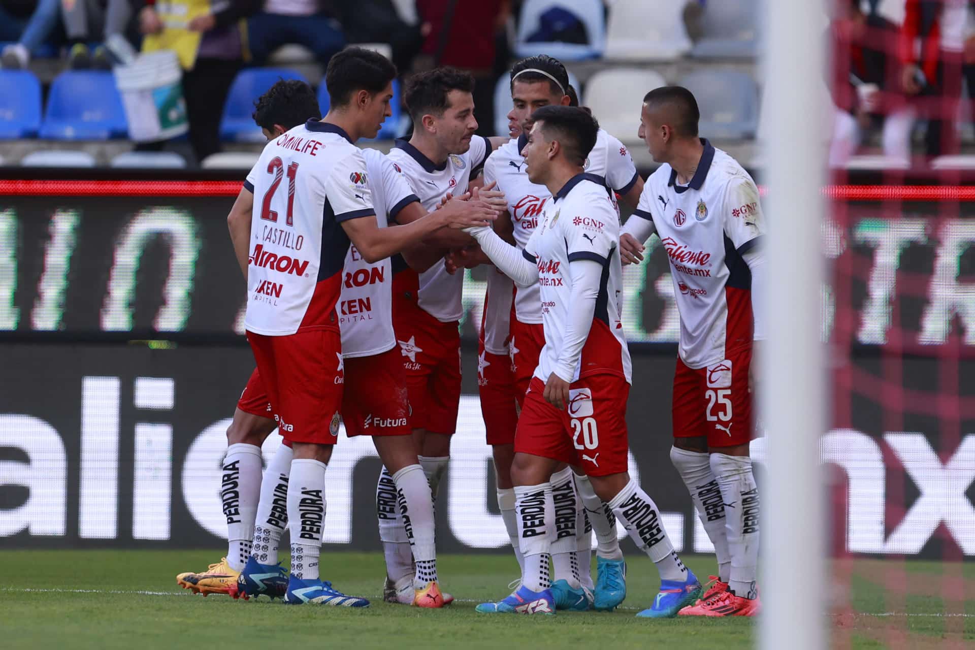 Jugadores de Guadalajara celebran un gol de Roberto Alvarado en el partido de la jornada 12 del torneo Apertura 2024. EFE/ David Martínez Pelcastre