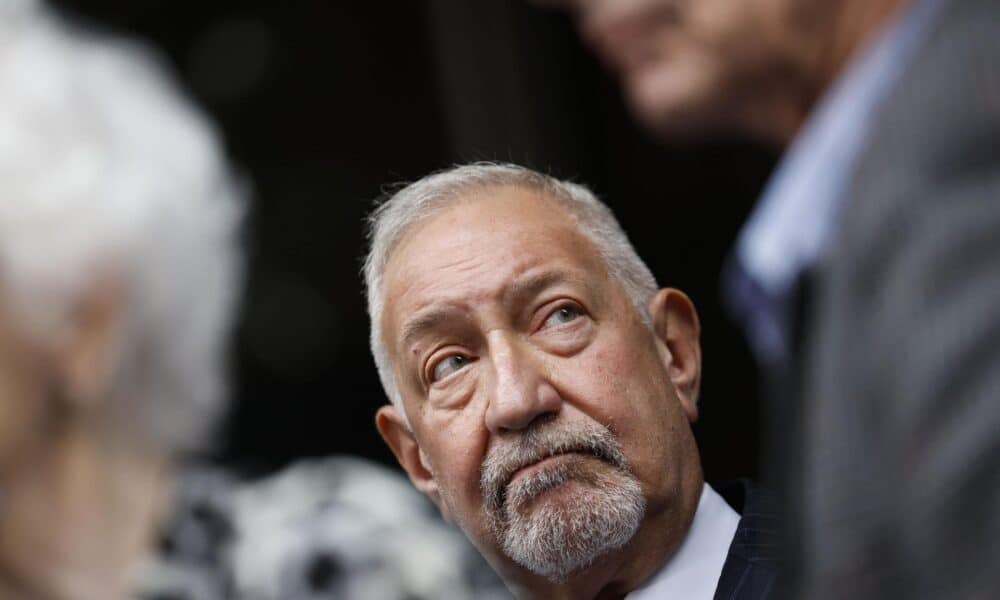 Mark Geragos, abogado defensor de Erik y Lyle Menéndez, se une a los familiares de los hermanos Menéndez mientras organizan una conferencia de prensa para pedir su liberación de prisión después de que los hermanos fueran condenados en 1996 por asesinato en primer grado por el tiroteo de 1989 de sus padres, José y Kitty Menéndez, afuera del Centro de Justicia Penal Clara Shortridge Foltz en Los Ángeles, California, EE. UU., el 16 de octubre de 2024. EFE/EPA/CAROLINE BREHMAN