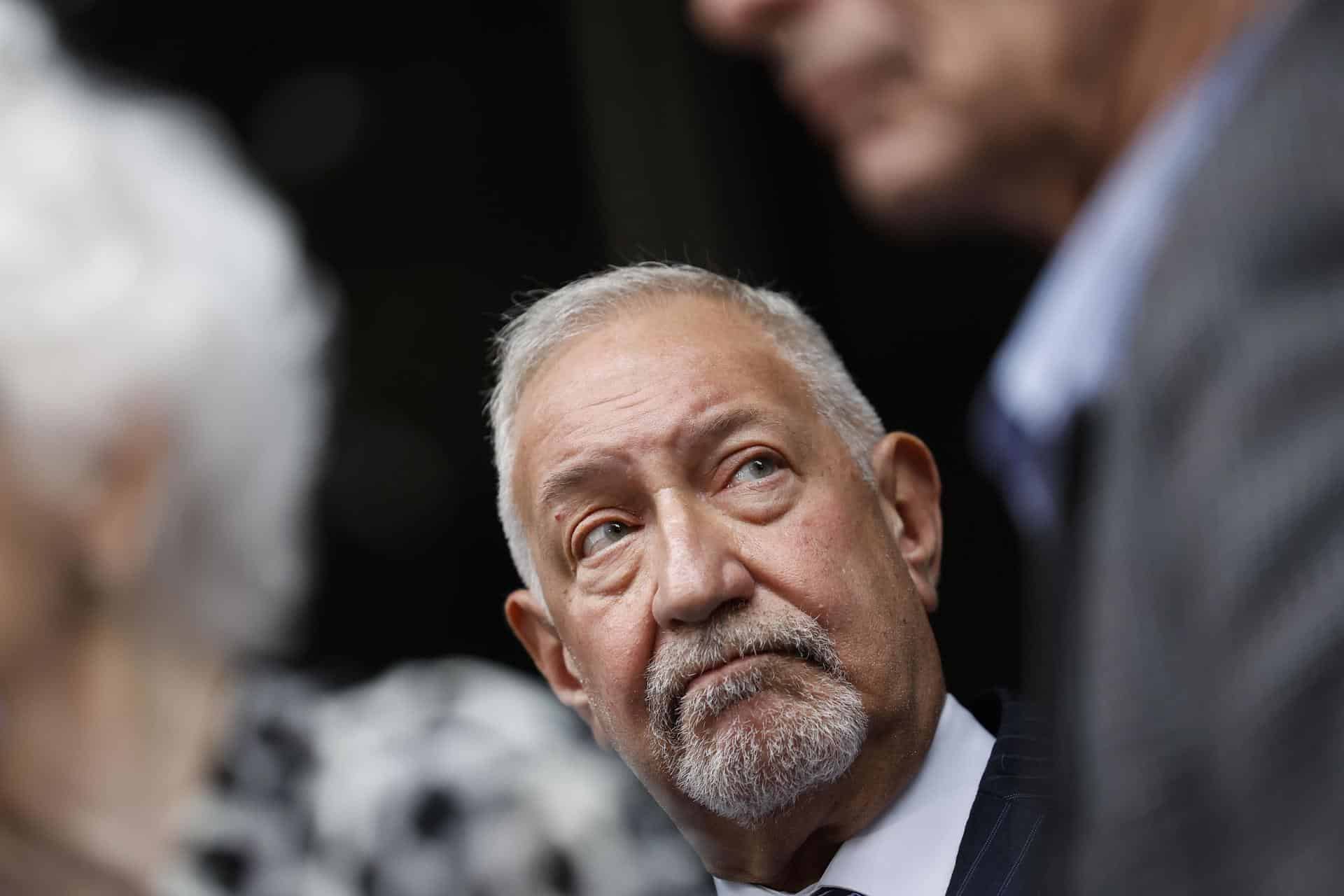 Mark Geragos, abogado defensor de Erik y Lyle Menéndez, se une a los familiares de los hermanos Menéndez mientras organizan una conferencia de prensa para pedir su liberación de prisión después de que los hermanos fueran condenados en 1996 por asesinato en primer grado por el tiroteo de 1989 de sus padres, José y Kitty Menéndez, afuera del Centro de Justicia Penal Clara Shortridge Foltz en Los Ángeles, California, EE. UU., el 16 de octubre de 2024. EFE/EPA/CAROLINE BREHMAN