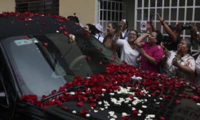 Cientos de personas acudieron este lunes a despedir al presidente municipal de Chilpancingo, Alejandro Arcos Catalán, asesinado ayer domingo en el estado de Guerrero (México). EFE/José Luis de la Cruz