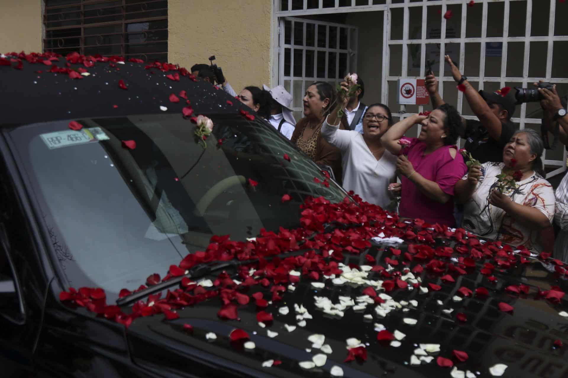 Cientos de personas acudieron este lunes a despedir al presidente municipal de Chilpancingo, Alejandro Arcos Catalán, asesinado ayer domingo en el estado de Guerrero (México). EFE/José Luis de la Cruz