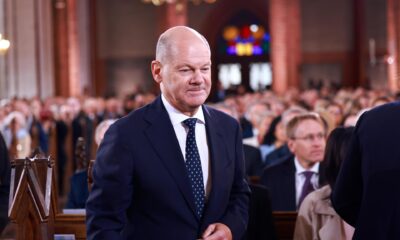 El canciller alemán, Olaf Scholz, llega a un servicio religioso durante las celebraciones del 34º aniversario del Día de la Unidad Alemana en la Catedral de Schwerin, el 3 de octubre de 2024. EFE/EPA/HANNIBAL HANSCHKE