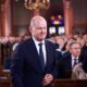 El canciller alemán, Olaf Scholz, llega a un servicio religioso durante las celebraciones del 34º aniversario del Día de la Unidad Alemana en la Catedral de Schwerin, el 3 de octubre de 2024. EFE/EPA/HANNIBAL HANSCHKE