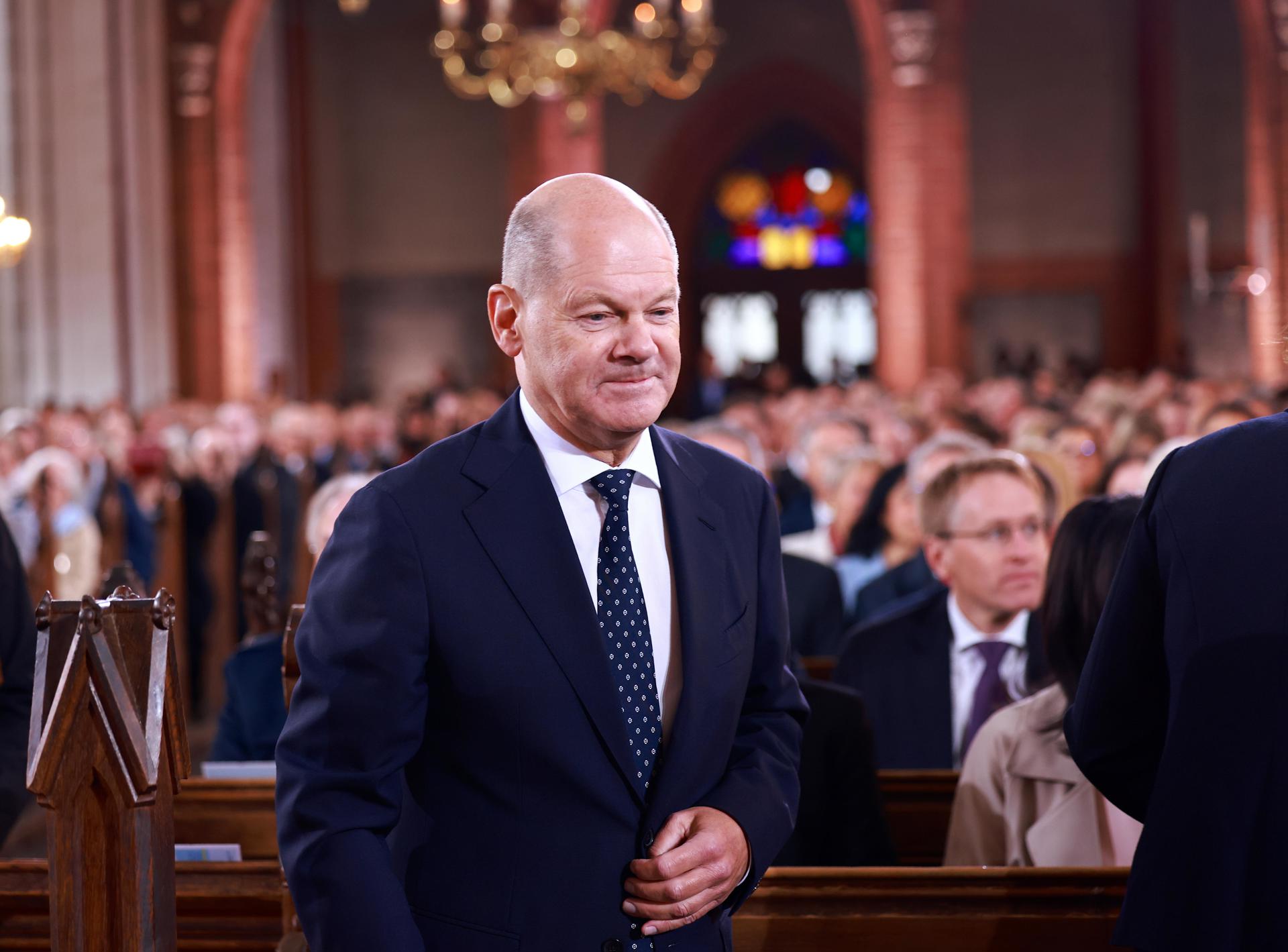 El canciller alemán, Olaf Scholz, llega a un servicio religioso durante las celebraciones del 34º aniversario del Día de la Unidad Alemana en la Catedral de Schwerin, el 3 de octubre de 2024. EFE/EPA/HANNIBAL HANSCHKE