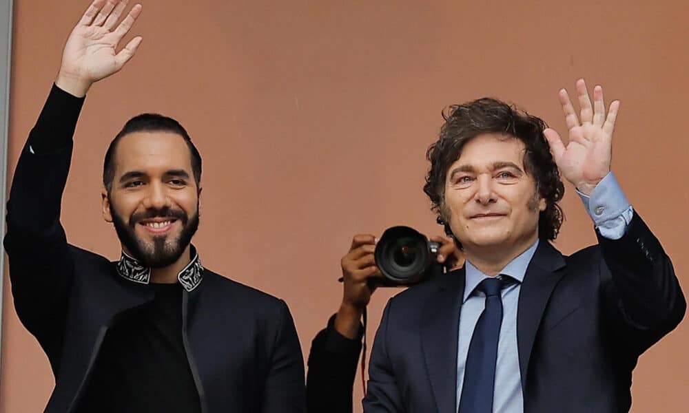 El presidente argentino, Javier Milei (d) acompañado del presidente de El Salvador Nayib Bukele, saludan a seguidores en La Casa Rosada este lunes en Buenos Aires (Argentina).EFE/ Juan Ignacio Roncoroni