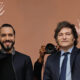 El presidente argentino, Javier Milei (d) acompañado del presidente de El Salvador Nayib Bukele, saludan a seguidores en La Casa Rosada este lunes en Buenos Aires (Argentina).EFE/ Juan Ignacio Roncoroni