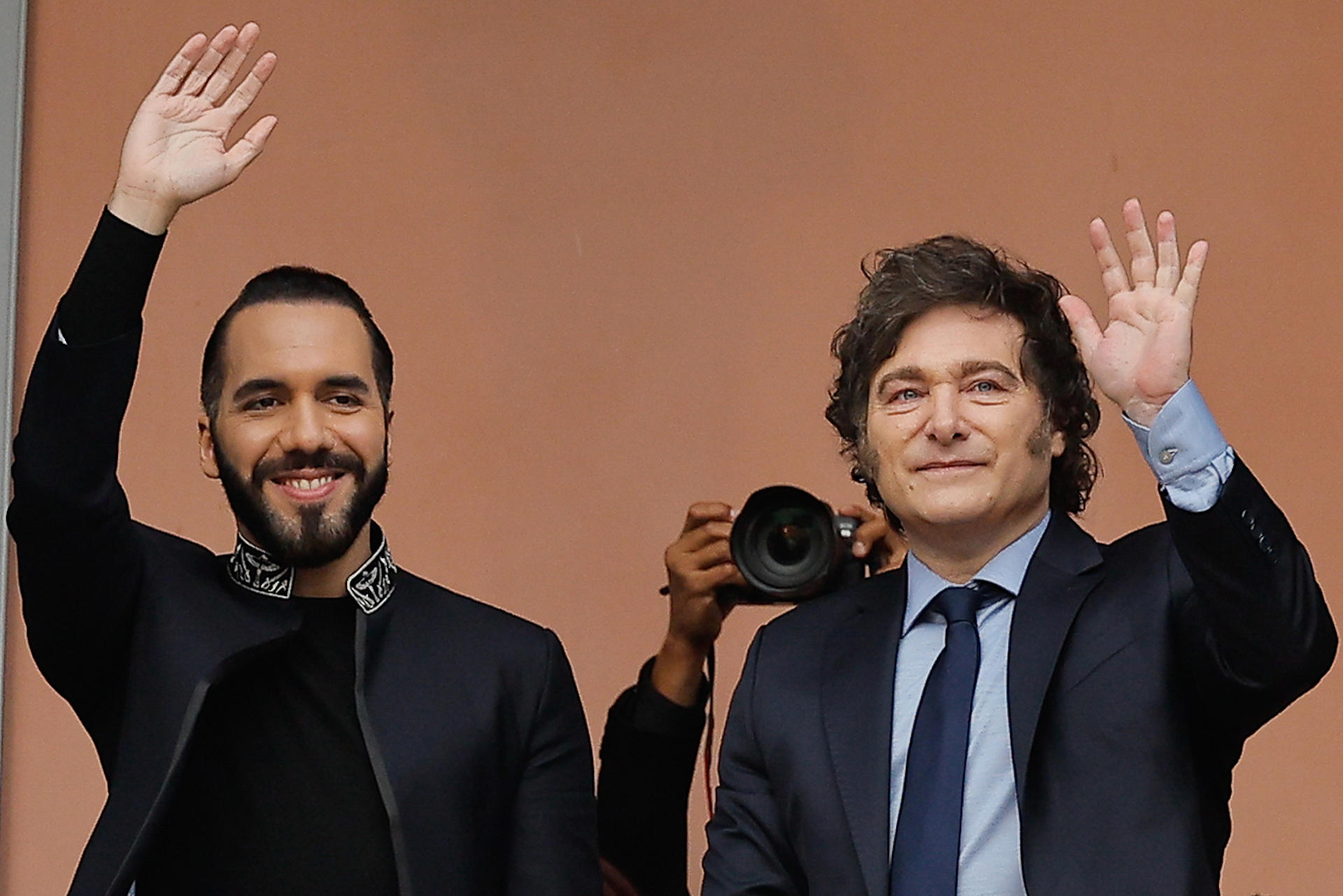 El presidente argentino, Javier Milei (d) acompañado del presidente de El Salvador Nayib Bukele, saludan a seguidores en La Casa Rosada este lunes en Buenos Aires (Argentina).EFE/ Juan Ignacio Roncoroni