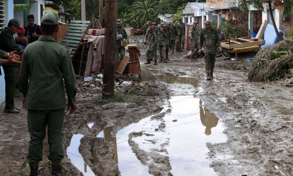 Brigadas de trabajadores realizan labores de recuperación en las zonas afectadas de San Antonio del Sur por el huracán Oscar, en la provincia de Guantánamo, a más de 900 km de La Habana (Cuba).EFE/ Ernesto Mastrascusa