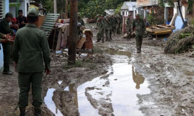 Brigadas de trabajadores realizan labores de recuperación en las zonas afectadas de San Antonio del Sur por el huracán Oscar, en la provincia de Guantánamo, a más de 900 km de La Habana (Cuba).EFE/ Ernesto Mastrascusa