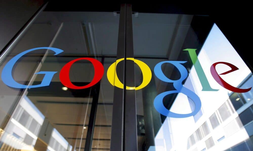 En la imagen de archivo, el logotipo de Google rotulado con letras de vinilo en la puerta de entrada del centro de tecnología de Google en Zúrich, Suiza. EFE/Walter Bieri.