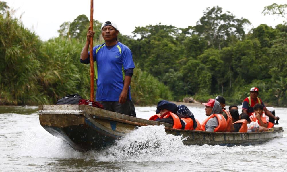 Fotografía del 8 de octubre de 2024 de migrantes transportándose en una lancha por el rio Turquesa desde el pueblo de Bajo Chiquito al centro de recepción migratoria de Lajas Blancas (Panamá). EFE/ Moncho Torres